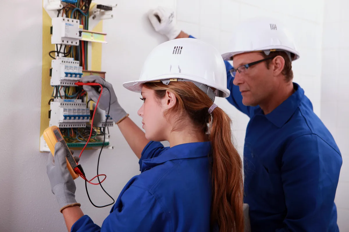 Électricien professionnel au travail — Électricien Auxerre, Auxerre