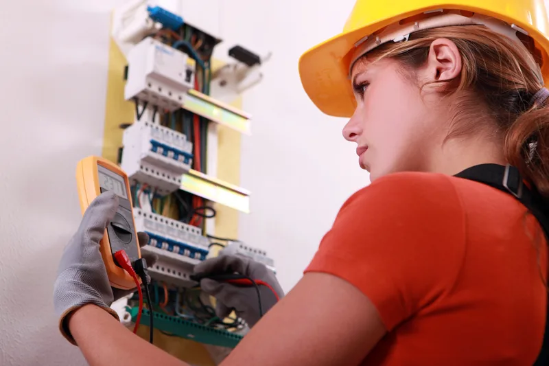Électricien professionnel au travail — Électricien Auxerre, Auxerre