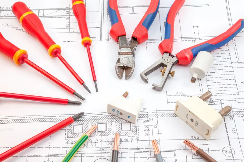Électricien professionnel au travail — Électricien Auxerre, Auxerre